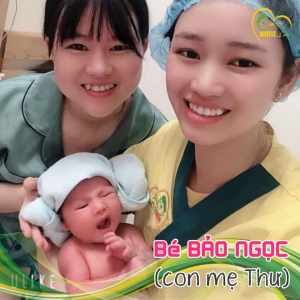 Các điều dưỡng viên của Nurse Care tiến hành dịch vụ tắm tại nhà cho Bé Bảo Ngọc (con của mẹ Thư).